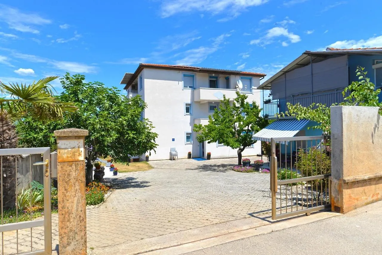 Apartments With A Parking Space Stinjan, Pula - 19643 location